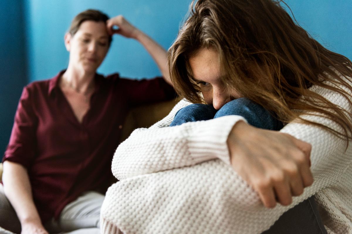 Two people fight about what dissociative disorders are