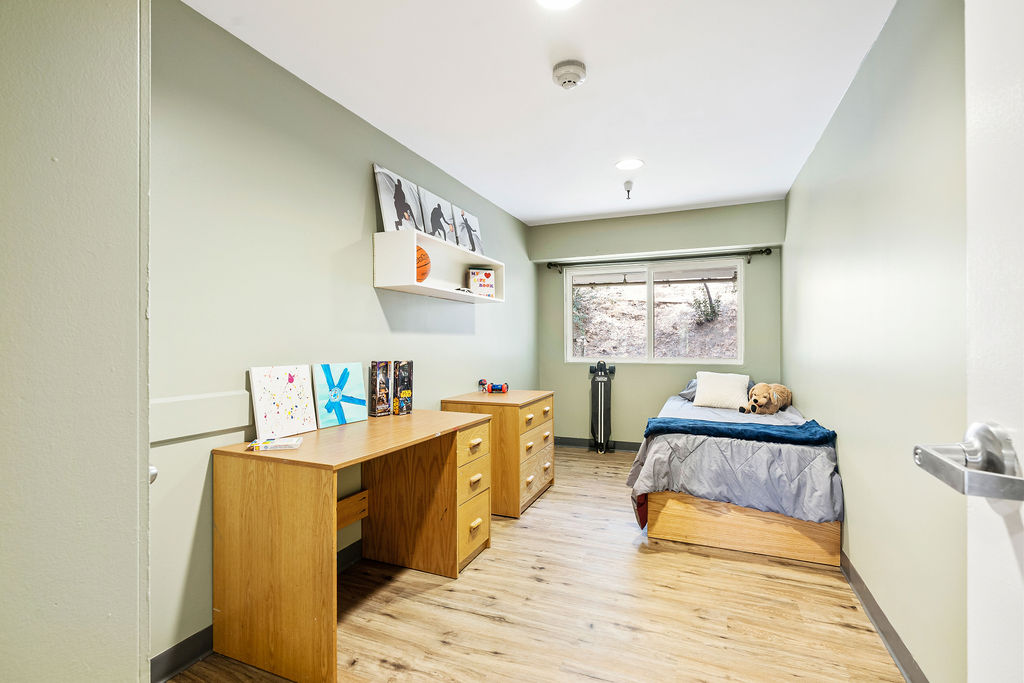 HillsidesCares Bedrooom with desk